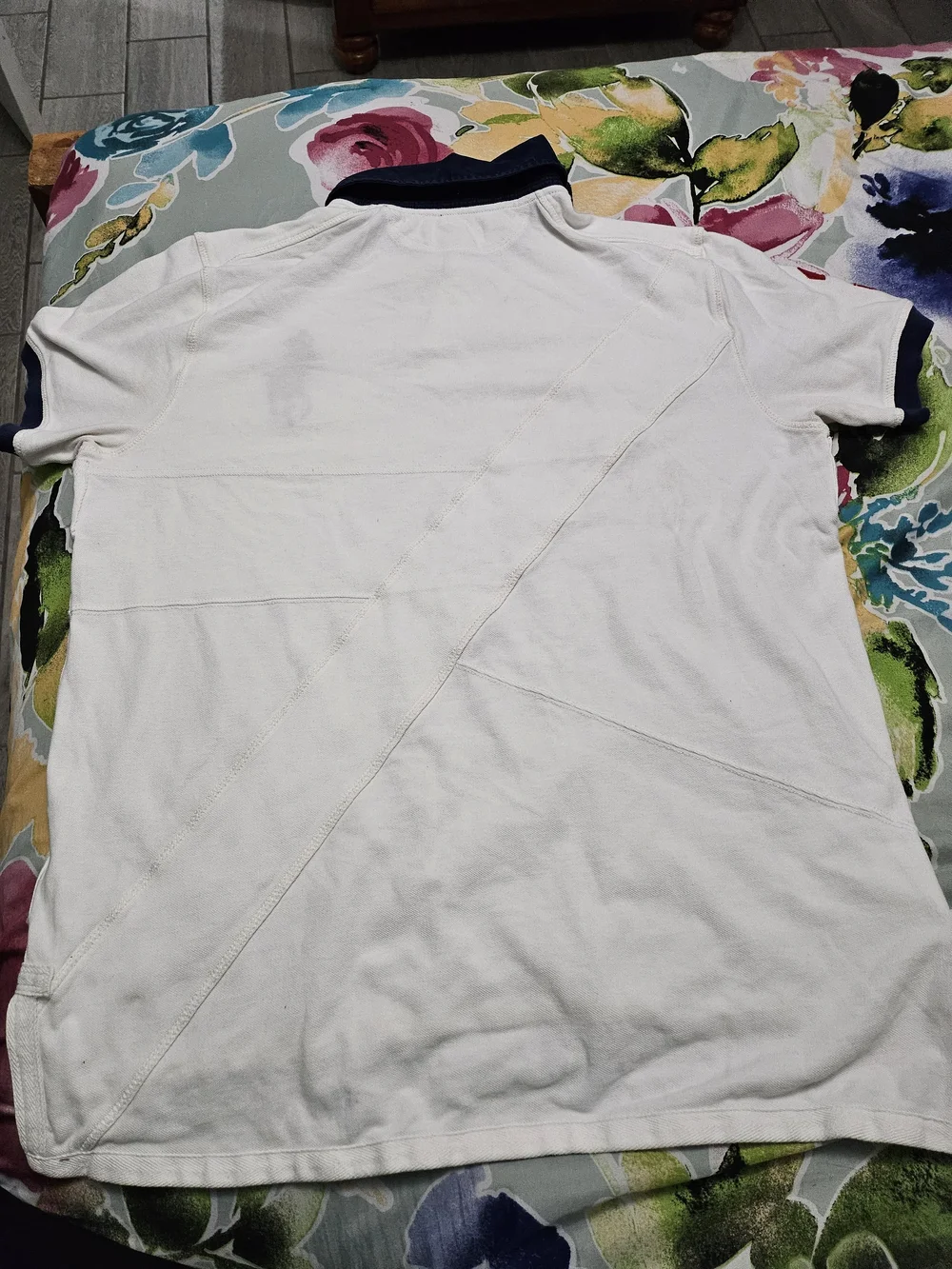 Vintage Polo-Style Men's White Short-Sleeve Shirt with Navy Collar 90s